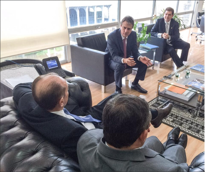 O ministro da Saúde, Marcelo Castro, garantiu liberação de 50% dos recursos para a abertura do Hospital Regional do Sertão Central, em Quixeramobim. O governador Camilo Santana e o secretário da Fazenda, Mauro Filho, estiveram em Brasília para audiência com o titular da pasta (Foto: Rodrigo Rocha) O ministro da Saúde, Marcelo Castro, garantiu liberação de 50% dos recursos para a abertura do Hospital Regional do Sertão Central, em Quixeramobim. O governador Camilo Santana e o secretário da Fazenda, Mauro Filho, estiveram em Brasília para audiência com o titular da pasta