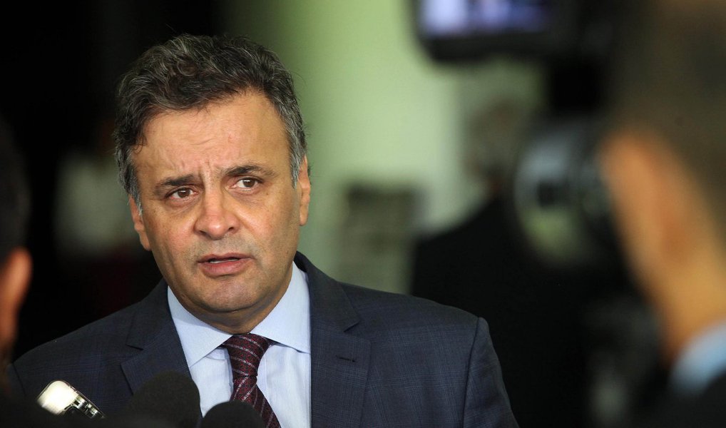 Em mensagem de fim de ano em sua conta no Facebook, o senador Aécio Neves, presidente nacional do PSDB, demonstrou "indignação" com a delação do entregador de dinheiro do doleiro Alberto Youssef, Carlos Alexandre de Souza Rocha, que o apontou como o destinatário de propina de R$ 300 mil; " tucano disse que a aparição de seu nome, pela segunda vez, de seu nome na Lava Jato não irá intimidá-lo; "Temos que apurar de forma definitiva o que está por trás dessas mentiras. Nada disso me intimida. Só aumenta a minha determinação de continuar onde sempre estive, defendendo a verdade e combatendo a corrupção, em benefício de um novo Brasil, que, tenho a certeza, vamos construir", afirmou (Foto: Aquiles Lins) Em mensagem de fim de ano em sua conta no Facebook, o senador Aécio Neves, presidente nacional do PSDB, demonstrou "indignação" com a delação do entregador de dinheiro do doleiro Alberto Youssef, Carlos Alexandre de Souza Rocha, que o apontou como o destinatário de propina de R$ 300 mil; " tucano disse que a aparição de seu nome, pela segunda vez, de seu nome na Lava Jato não irá intimidá-lo; "Temos que apurar de forma definitiva o que está por trás dessas mentiras. Nada disso me intimida. Só aumenta a minha determinação de continuar onde sempre estive, defendendo a verdade e combatendo a corrupção, em benefício de um novo Brasil, que, tenho a certeza, vamos construir", afirmou