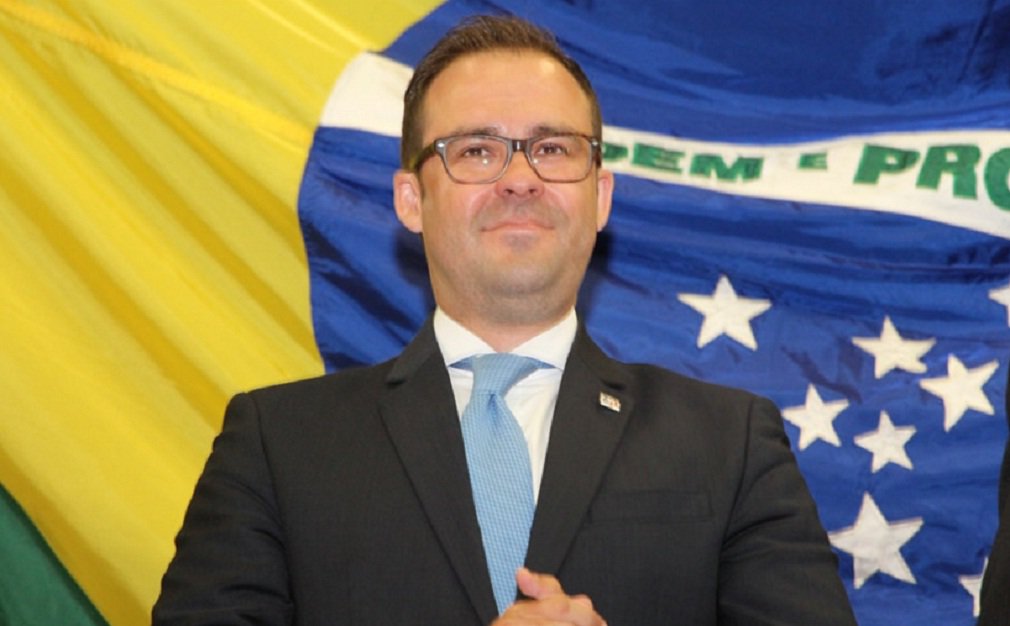 "Já podemos constatar que a Ordem possui endividamento muito grande. Até onde conseguimos levantar são R$ 7 milhões de dívidas vencidas e R$ 4 milhões a vencer em curtíssimo prazo", disse o novo presidente na 730; Lúcio Flávio foi questionado sobre a decisão do governo estadual de adotar a gestão por Organização Social nas escolas; "Vejo que essa questão precisa ser avaliada sem viés ideológico. Acredito que vale a pena a experiência para ver se melhora, como já temos uma melhoria na saúde. A OAB vai acompanhar e pode ser uma experiência muito válida" (Foto: José Barbacena) "Já podemos constatar que a Ordem possui endividamento muito grande. Até onde conseguimos levantar são R$ 7 milhões de dívidas vencidas e R$ 4 milhões a vencer em curtíssimo prazo", disse o novo presidente na 730; Lúcio Flávio foi questionado sobre a decisão do governo estadual de adotar a gestão por Organização Social nas escolas; "Vejo que essa questão precisa ser avaliada sem viés ideológico. Acredito que vale a pena a experiência para ver se melhora, como já temos uma melhoria na saúde. A OAB vai acompanhar e pode ser uma experiência muito válida"