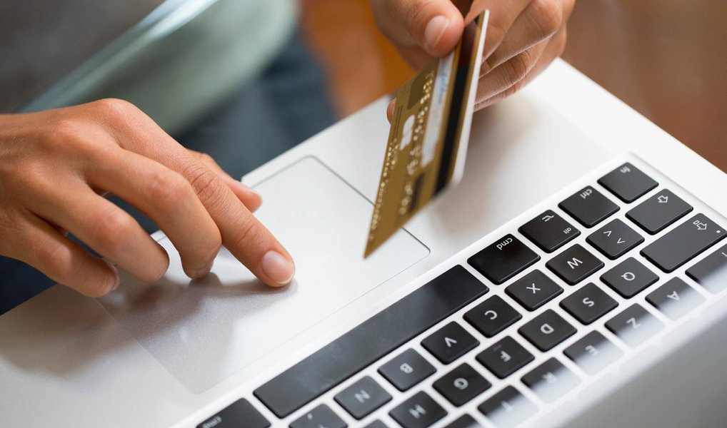 A partir desta sexta-feira, 1º, os impostos estaduais das mercadorias compradas pela internet passam a ser repartidos entre os estados de origem e de destino do produto; estado de destino da mercadoria ficará com 40% do diferencial de alíquotas (parcela do imposto que ele tem direito a receber); e o estado de origem, com 60%; e a partir de 2019, o diferencial será integralmente cobrado pelo estado de destino (Foto: Aquiles Lins) A partir desta sexta-feira, 1º, os impostos estaduais das mercadorias compradas pela internet passam a ser repartidos entre os estados de origem e de destino do produto; estado de destino da mercadoria ficará com 40% do diferencial de alíquotas (parcela do imposto que ele tem direito a receber); e o estado de origem, com 60%; e a partir de 2019, o diferencial será integralmente cobrado pelo estado de destino