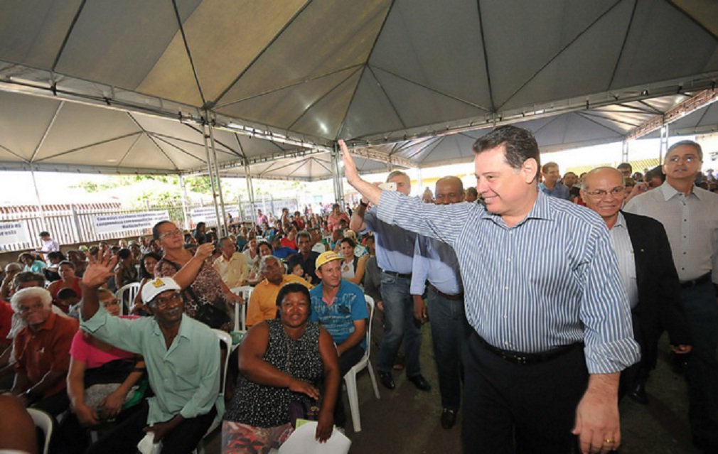 Governador manteve agenda republicana no interior mesmo em solenidades como assinaturas de atos, lançamentos e inauguração de obras, além de reuniões com os diversos segmentos sociais e empresariais em busca de críticas e sugestões para o governo; cidades mais visitadas pelo governador no ano de 2015 foram Anápolis, Aparecida de Goiânia, Trindade e Pirenópolis – todas seis vezes cada uma (Foto: José Barbacena) Governador manteve agenda republicana no interior mesmo em solenidades como assinaturas de atos, lançamentos e inauguração de obras, além de reuniões com os diversos segmentos sociais e empresariais em busca de críticas e sugestões para o governo; cidades mais visitadas pelo governador no ano de 2015 foram Anápolis, Aparecida de Goiânia, Trindade e Pirenópolis – todas seis vezes cada uma