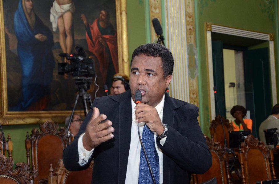 Diante da chuva forte que castigou Salvador de segunda-feira (4) a quarta (6), o vereador Leandro Guerrilha cobra da Prefeitura de Salvador a "instalação imediata" de um sistema de alerta comunitário e decreto da 'Operação Chuva' de forma permanente; "Já está mais do que comprovada a necessidade de o Executivo Municipal acatar essas medidas. Estamos em pleno verão e ninguém, muito menos a Defesa Civil, imaginava que cairia uma chuva dessa na cidade, causando tantos transtornos, ameaçando a vida de milhares de pessoas" (Foto: Romulo Faro) Diante da chuva forte que castigou Salvador de segunda-feira (4) a quarta (6), o vereador Leandro Guerrilha cobra da Prefeitura de Salvador a "instalação imediata" de um sistema de alerta comunitário e decreto da 'Operação Chuva' de forma permanente; "Já está mais do que comprovada a necessidade de o Executivo Municipal acatar essas medidas. Estamos em pleno verão e ninguém, muito menos a Defesa Civil, imaginava que cairia uma chuva dessa na cidade, causando tantos transtornos, ameaçando a vida de milhares de pessoas"