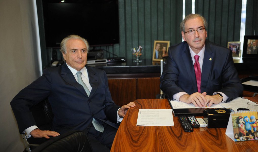 Colunista do 247 Alex Solnik opina sobre o desenrolar de fatos que vão marcar a agenda política de 2016; para Solnik, o impeachment da presidente Dilma Rousseff já subiu no telhado em definitivo; o afastamento de Eduardo Cunha (PMDB) pelo Supremo Tribunal Federal não deve avançar; o PMDB continuará na base do governo do PT e o vice Michel Temer será reconduzido à presidência do partido, "com a condição de nunca mais escrever cartas à presidente"; leia íntegra (Foto: Alex Solnik) Colunista do 247 Alex Solnik opina sobre o desenrolar de fatos que vão marcar a agenda política de 2016; para Solnik, o impeachment da presidente Dilma Rousseff já subiu no telhado em definitivo; o afastamento de Eduardo Cunha (PMDB) pelo Supremo Tribunal Federal não deve avançar; o PMDB continuará na base do governo do PT e o vice Michel Temer será reconduzido à presidência do partido, "com a condição de nunca mais escrever cartas à presidente"; leia íntegra