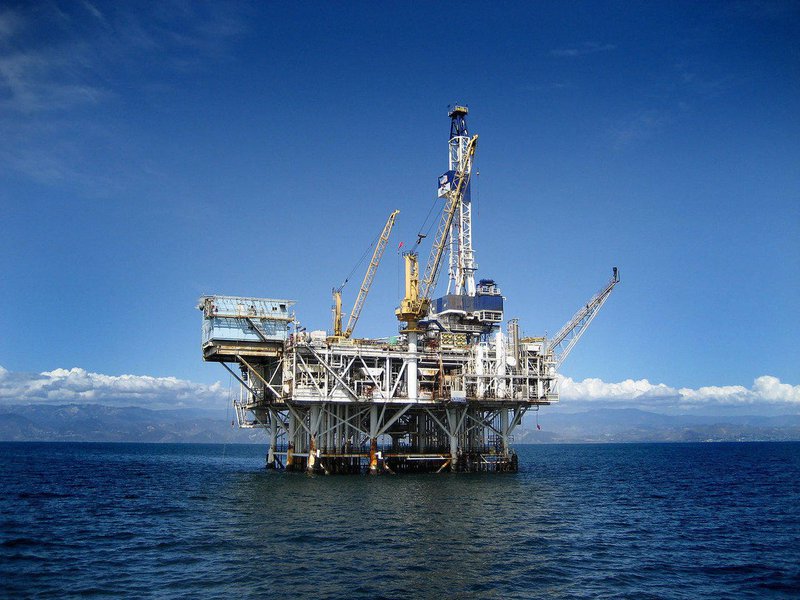 Com o barril custando cerca de 37 dólares, produtoras norte-americanas Chevron e ConocoPhillips publicaram os planos de corte no orçamento de 2016 por um trimestre; Royal Dutch Shell também anunciou mais 5 bilhões dólares em cortes, caso se consolide a aquisição da BG Group; "Esta será a primeira vez, desde a crise de preços do óleo de 1986, que veremos um declínio nos investimentos por dois anos consecutivos", disse o vice-presidente de Mercados de Petróleo e Gás da Rystad Energy, Bjoernar Tonhaugen (Foto: Aquiles Lins) Com o barril custando cerca de 37 dólares, produtoras norte-americanas Chevron e ConocoPhillips publicaram os planos de corte no orçamento de 2016 por um trimestre; Royal Dutch Shell também anunciou mais 5 bilhões dólares em cortes, caso se consolide a aquisição da BG Group; "Esta será a primeira vez, desde a crise de preços do óleo de 1986, que veremos um declínio nos investimentos por dois anos consecutivos", disse o vice-presidente de Mercados de Petróleo e Gás da Rystad Energy, Bjoernar Tonhaugen