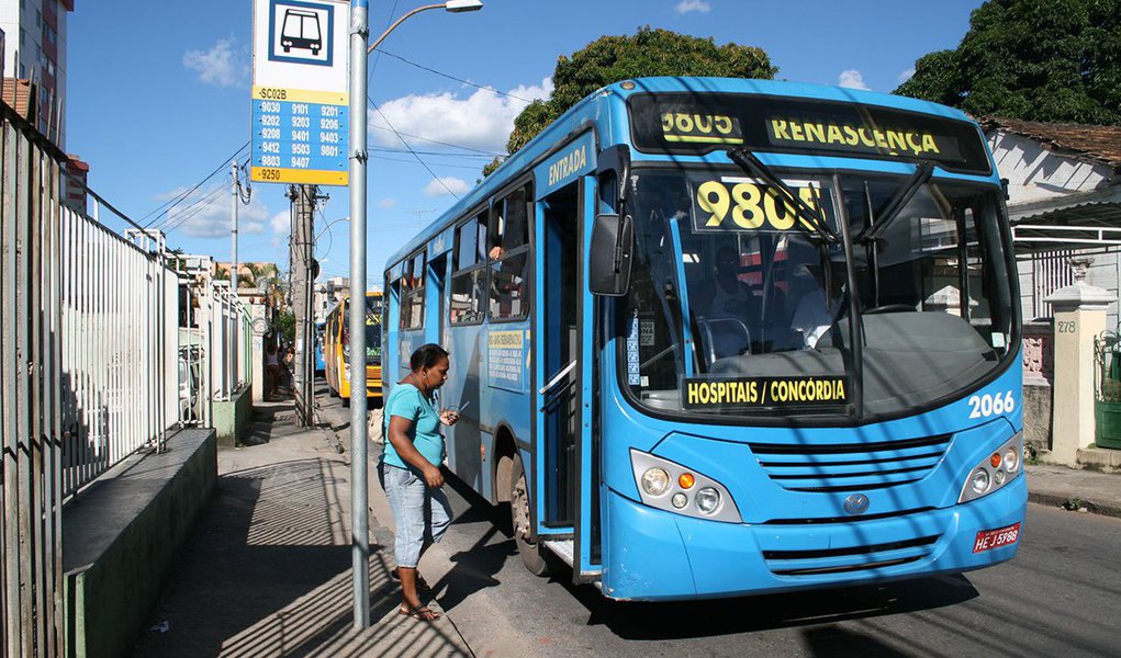 A Defensoria Pública de Minas Gerais informou que ajuizou uma Ação Cautelar Incidental para suspender o último aumento de tarifas de ônibus em Belo Horizonte; a principal tarifa passou de R$ 3,40 para R$ 3,70, um aumento de 8%; foi a segunda alta de preços em menos de seis meses; de acordo com o órgão, o novo reajuste não poderia ocorrer, já que a última alta é questionada na Justiça; em nota, a defensora pública Júnia Roman Carvalho disse "a suspensão da liminar não autoriza novo aumento" (Foto: Leonardo Lucena) A Defensoria Pública de Minas Gerais informou que ajuizou uma Ação Cautelar Incidental para suspender o último aumento de tarifas de ônibus em Belo Horizonte; a principal tarifa passou de R$ 3,40 para R$ 3,70, um aumento de 8%; foi a segunda alta de preços em menos de seis meses; de acordo com o órgão, o novo reajuste não poderia ocorrer, já que a última alta é questionada na Justiça; em nota, a defensora pública Júnia Roman Carvalho disse "a suspensão da liminar não autoriza novo aumento"