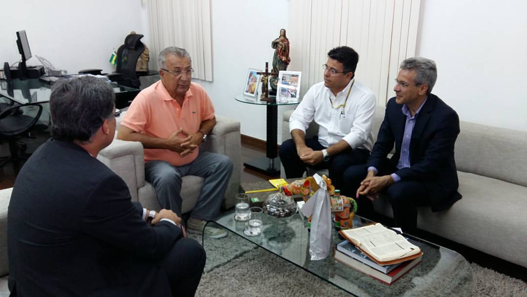 Um encontro tido como uma visita fraterna acabou virando uma reunião de avaliação e de perspectivas para o futuro; de um lado o governador Jackson Barreto, do outro o superintendente estadual do Banco do Brasil (BB), Ingo Kobarg Júnior, que estava acompanhado por diretores da instituição; eles avaliaram os atuais investimentos para o Estado de Sergipe e parcerias futuras com o banco nas áreas de agricultura, comércio e indústria (Foto: Voney Malta) Um encontro tido como uma visita fraterna acabou virando uma reunião de avaliação e de perspectivas para o futuro; de um lado o governador Jackson Barreto, do outro o superintendente estadual do Banco do Brasil (BB), Ingo Kobarg Júnior, que estava acompanhado por diretores da instituição; eles avaliaram os atuais investimentos para o Estado de Sergipe e parcerias futuras com o banco nas áreas de agricultura, comércio e indústria