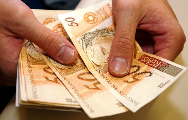 Vivemos tempos tão estranhos que até quando o salário aumenta o povo reclama (Foto: Nêggo Tom) Vivemos tempos tão estranhos que até quando o salário aumenta o povo reclama