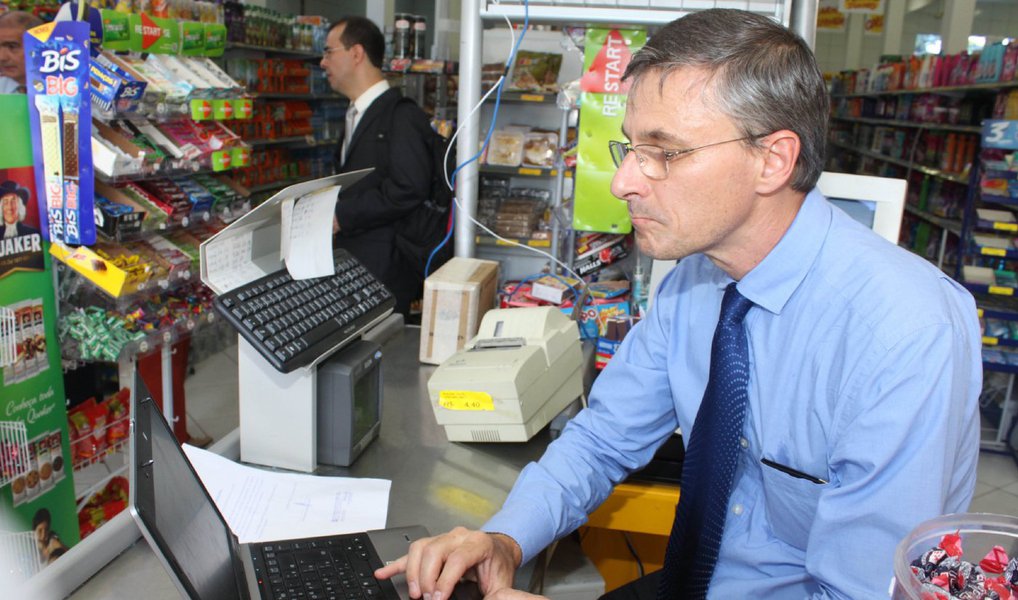 Um decreto publicado, no Diário Oficial do Estado, trará, já a partir de 1º de janeiro, redução significativa na carga tributária incidente sobre mais de cem produtos comercializados por empresas varejistas participantes do Simples Nacional na Bahia; com a retirada dos produtos do rol de itens da Substituição Tributária, as empresas deixarão de aplicar a alíquota de ICMS de 17%, e passarão a recolher o imposto com percentual sobre a base referenciada na receita bruta anual, variando entre 1,25% (receita de até R$ 180 mil) e 3,95% (receita entre R$ 3,42 milhões e R$ 3,6 milhões) (Foto: Leonardo Lucena) Um decreto publicado, no Diário Oficial do Estado, trará, já a partir de 1º de janeiro, redução significativa na carga tributária incidente sobre mais de cem produtos comercializados por empresas varejistas participantes do Simples Nacional na Bahia; com a retirada dos produtos do rol de itens da Substituição Tributária, as empresas deixarão de aplicar a alíquota de ICMS de 17%, e passarão a recolher o imposto com percentual sobre a base referenciada na receita bruta anual, variando entre 1,25% (receita de até R$ 180 mil) e 3,95% (receita entre R$ 3,42 milhões e R$ 3,6 milhões)