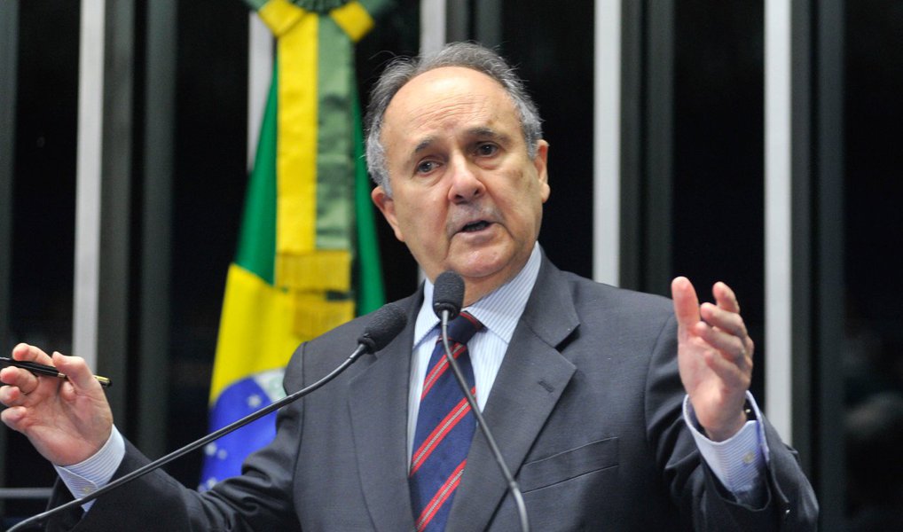 Senador Cristovam Buarque (PDT-DF) fez referência à atuação do presidente do PDT, Carlos Lupi, em promover a candidatura presidencial do ex-ministro Ciro Gomes sem a realização de prévias partidárias, o que foi crucial para o parlamentar decidir trocar de legenda; Cristovam afirmou que ainda não tomou uma decisão sobre quando e para qual legenda deve migrar; e criticou o PDT: "não está cumprindo o desafio de ter uma proposta alternativa, que o PSDB não está propondo" (Foto: Leonardo Lucena) Senador Cristovam Buarque (PDT-DF) fez referência à atuação do presidente do PDT, Carlos Lupi, em promover a candidatura presidencial do ex-ministro Ciro Gomes sem a realização de prévias partidárias, o que foi crucial para o parlamentar decidir trocar de legenda; Cristovam afirmou que ainda não tomou uma decisão sobre quando e para qual legenda deve migrar; e criticou o PDT: "não está cumprindo o desafio de ter uma proposta alternativa, que o PSDB não está propondo"