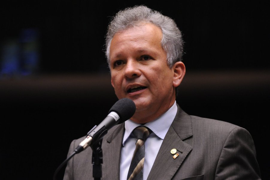 Presidente do PDT cearense e ministro das Comunicações, André Figueiredo afirmou que uma das principais metas do partido para 2016 é a reeleição de Roberto Cláudio, que filiou-se este ano à sigla. Além do chefe do executivo da Capital, a expectativa é eleger entre 80 e 100 prefeitos em todo o Estado (Foto: Rodrigo Rocha) Presidente do PDT cearense e ministro das Comunicações, André Figueiredo afirmou que uma das principais metas do partido para 2016 é a reeleição de Roberto Cláudio, que filiou-se este ano à sigla. Além do chefe do executivo da Capital, a expectativa é eleger entre 80 e 100 prefeitos em todo o Estado