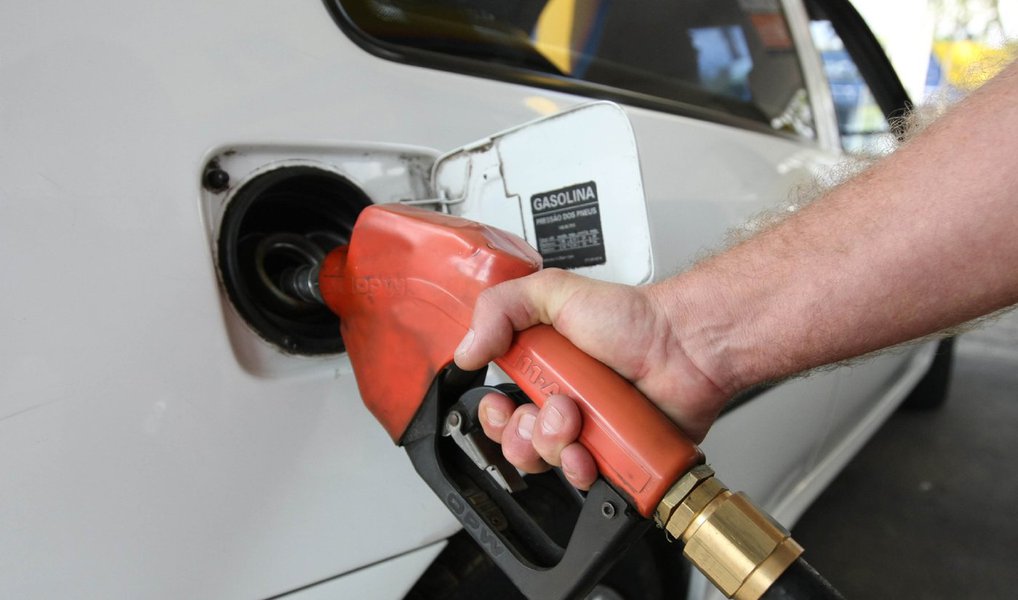 Postos de combustível em todo o Distrito Federal aumentaram o preço da gasolina nesta quinta-feira (7); em alguns locais, o combustível passou a custar R$ 3,97, o que representa R$ 0,20 a mais do que o preço médio apontado pela Agência Nacional do Petróleo (ANP) na semana passada; de acordo com o Sindicombustíveis, o aumento tem como objetivo compensar o reajuste do ICMS que incide sobre o combustível; a Câmara Legislativa havia aprovado o aumento de impostos sobre o preço da gasolina, e o ICMS taxado sobre o combustível subiu de 25% para 28% (Foto: Leonardo Lucena) Postos de combustível em todo o Distrito Federal aumentaram o preço da gasolina nesta quinta-feira (7); em alguns locais, o combustível passou a custar R$ 3,97, o que representa R$ 0,20 a mais do que o preço médio apontado pela Agência Nacional do Petróleo (ANP) na semana passada; de acordo com o Sindicombustíveis, o aumento tem como objetivo compensar o reajuste do ICMS que incide sobre o combustível; a Câmara Legislativa havia aprovado o aumento de impostos sobre o preço da gasolina, e o ICMS taxado sobre o combustível subiu de 25% para 28%
