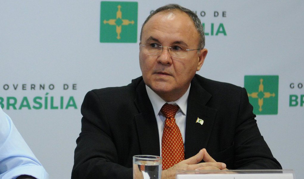 A redução é consequência das novas regras para o pagamento de dívidas refinanciadas com a União; com as alterações, as parcelas mensais também terão impacto nas contas locais: serão de aproximadamente R$ 9,6 milhões, uma economia de R$ 2,1 milhões; "Por ano, será uma redução de quase R$ 24 milhões; "O impacto mensal é positivo, e qualquer valor nos ajudará", diz o secretário-adjunto de Fazenda do DF, João Antônio Fleury; as novas regras foram sancionadas pela presidente Dilma após reivindicação de governadores em reunião articulada pelo governador do Distrito Federal, Rodrigo Rollemberg
(Foto: Leonardo Lucena) A redução é consequência das novas regras para o pagamento de dívidas refinanciadas com a União; com as alterações, as parcelas mensais também terão impacto nas contas locais: serão de aproximadamente R$ 9,6 milhões, uma economia de R$ 2,1 milhões; "Por ano, será uma redução de quase R$ 24 milhões; "O impacto mensal é positivo, e qualquer valor nos ajudará", diz o secretário-adjunto de Fazenda do DF, João Antônio Fleury; as novas regras foram sancionadas pela presidente Dilma após reivindicação de governadores em reunião articulada pelo governador do Distrito Federal, Rodrigo Rollemberg