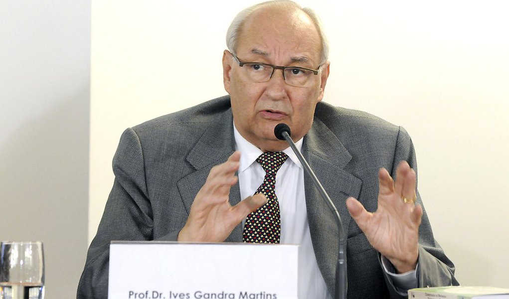 Jurista Ives Gandra Martins, que chegou a elaborar um parecer pelo impeachment de Dilma Rousseff, defende a medida provisória que prevê acordos de leniência com empresas envolvidas na Lava Jato: “Nada mais são do que a versão da delação premiada da pessoa física para a pessoa jurídica, com benefício para a nação incomensuravelmente maior: a preservação de empregos” (Foto: Roberta Namour) Jurista Ives Gandra Martins, que chegou a elaborar um parecer pelo impeachment de Dilma Rousseff, defende a medida provisória que prevê acordos de leniência com empresas envolvidas na Lava Jato: “Nada mais são do que a versão da delação premiada da pessoa física para a pessoa jurídica, com benefício para a nação incomensuravelmente maior: a preservação de empregos”