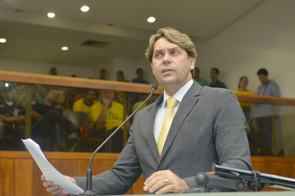 Aliança entre PMDB e PT na Capital está rompida extraoficialmente e o que resta de relação é só para manter cargos no Paço Municipal; peemedebistas querem voo solo na eleição deste ano e no que depender do presidente metropolitano do partido, o deputado Bruno Peixoto, o PMDB vai de chapa pura; não sobrando assim espaço para o DEM do senador Ronaldo Caiado; "Nós já demos o Senado para Caiado. Já está ótimo”, avisa o parlamentar; este movimento se confirma ao passo que o prefeito Paulo Garcia já prepara a deputada estadual Adriana Accorsi para ser candidata e tentar ser sua sucessora (Foto: José Barbacena) Aliança entre PMDB e PT na Capital está rompida extraoficialmente e o que resta de relação é só para manter cargos no Paço Municipal; peemedebistas querem voo solo na eleição deste ano e no que depender do presidente metropolitano do partido, o deputado Bruno Peixoto, o PMDB vai de chapa pura; não sobrando assim espaço para o DEM do senador Ronaldo Caiado; "Nós já demos o Senado para Caiado. Já está ótimo”, avisa o parlamentar; este movimento se confirma ao passo que o prefeito Paulo Garcia já prepara a deputada estadual Adriana Accorsi para ser candidata e tentar ser sua sucessora