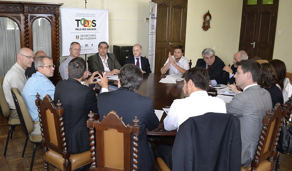 Após reunião entre o secretário da Fazenda, Giovani Feltes, e o procurador-geral do Estado, Eusébio Ruschel, foi constituído um grupo, formado por técnicos do Tesouro e procuradores da PGE, que terá como primeira tarefa superar dúvidas sobre o decreto sancionado pela presidente Dilma que regulamentou a renegociação da dívida de estados e municípios com a União; débito gira em torno R$ 248 milhões; Feltes observou que a repactuação reduzirá pela metade o estoque da dívida previsto para 2028, quando termina o prazo do contrato assinado em 1998; governo diz que, sem as mudanças nas regras, o resíduo ficaria em R$ 35 bilhões (Foto: Leonardo Lucena) Após reunião entre o secretário da Fazenda, Giovani Feltes, e o procurador-geral do Estado, Eusébio Ruschel, foi constituído um grupo, formado por técnicos do Tesouro e procuradores da PGE, que terá como primeira tarefa superar dúvidas sobre o decreto sancionado pela presidente Dilma que regulamentou a renegociação da dívida de estados e municípios com a União; débito gira em torno R$ 248 milhões; Feltes observou que a repactuação reduzirá pela metade o estoque da dívida previsto para 2028, quando termina o prazo do contrato assinado em 1998; governo diz que, sem as mudanças nas regras, o resíduo ficaria em R$ 35 bilhões