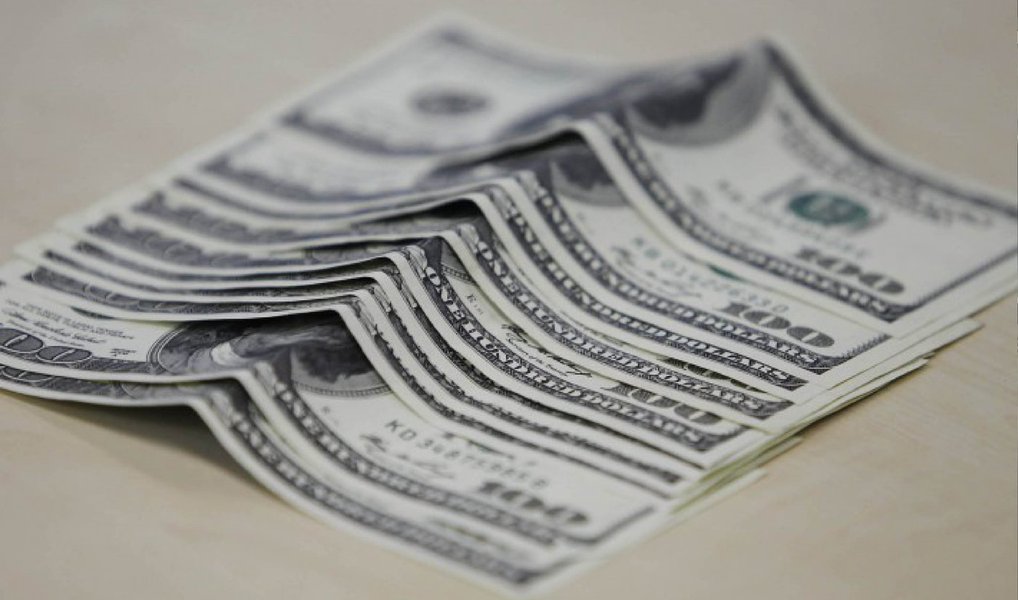 Com a alta de 49,4% do dólar no ano, os fundos cambiais acumularam ganho de 37,72% em 12 meses (após desconto de Imposto de Renda, que é de 17,5% na modalidade); em setembro, o dólar chegou a encostar em R$ 4,25, mas fechou o ano cotado a R$ 3,95; entre as 24 principais moedas emergentes, apenas uma fechou em alta em relação à divisa americana em 2015 —o dólar de Hong Kong (Foto: Aquiles Lins) Com a alta de 49,4% do dólar no ano, os fundos cambiais acumularam ganho de 37,72% em 12 meses (após desconto de Imposto de Renda, que é de 17,5% na modalidade); em setembro, o dólar chegou a encostar em R$ 4,25, mas fechou o ano cotado a R$ 3,95; entre as 24 principais moedas emergentes, apenas uma fechou em alta em relação à divisa americana em 2015 —o dólar de Hong Kong