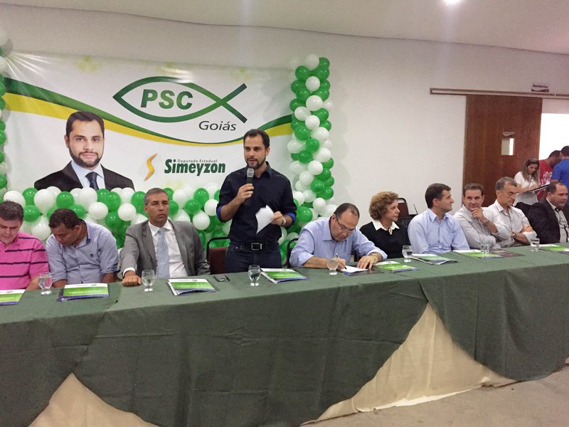Posse na presidência do Diretório Regional uniu na mesma mesa a senadora Lúcia Vânia (PSB), o vice-governador José Eliton (PP), o pré-candidato a prefeito de Goiânia Vanderlan Cardoso (PSB) e o presidente nacional da sigla cristã e ex-candidato à Presidência da República Pastor Everaldo, além de políticos de outros partidos; deputado estadual disse em discurso que partido político tem que discutir soluções para a crise, e não apenas ficar achando problemas: “Por maior que seja a crise que estamos vivendo, essa não é a hora de corrermos. Esse é o momento de falarmos sobre política.” (Foto: Realle Palazzo-Martini) Posse na presidência do Diretório Regional uniu na mesma mesa a senadora Lúcia Vânia (PSB), o vice-governador José Eliton (PP), o pré-candidato a prefeito de Goiânia Vanderlan Cardoso (PSB) e o presidente nacional da sigla cristã e ex-candidato à Presidência da República Pastor Everaldo, além de políticos de outros partidos; deputado estadual disse em discurso que partido político tem que discutir soluções para a crise, e não apenas ficar achando problemas: “Por maior que seja a crise que estamos vivendo, essa não é a hora de corrermos. Esse é o momento de falarmos sobre política.”
