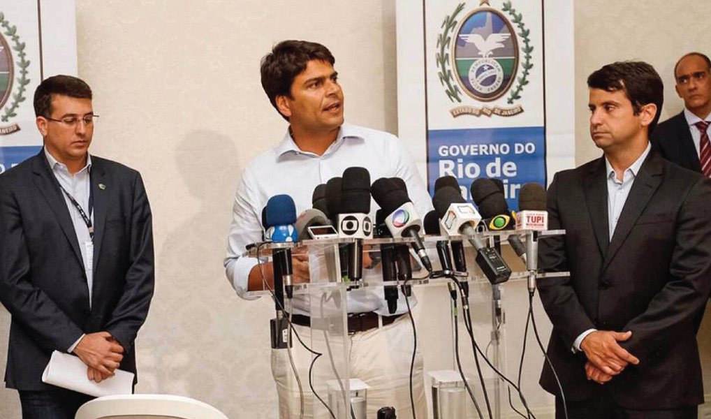 Administração de Eduardo Paes vai assumir a gestão dos hospitais Albert Schweitzer, em Realengo, e Rocha Faria, em Campo Grande, os dois na zona oeste da cidade; secretário de Coordenação de Governo do município, Pedro Paulo Carvalho, será o coordenador da transferência dos hospitais para a prefeitura; "Apesar de ter terminado 2015 com superávit, a prefeitura mantém suas contas organizadas e todas as contas foram feitas para assumir estes hospitais", disse Pedro Paulo; contratos em vigor nos dois hospitais representam um custo anual de R$ 500 milhões, recursos que sairão do próprio caixa da prefeitura (Foto: Aquiles Lins) Administração de Eduardo Paes vai assumir a gestão dos hospitais Albert Schweitzer, em Realengo, e Rocha Faria, em Campo Grande, os dois na zona oeste da cidade; secretário de Coordenação de Governo do município, Pedro Paulo Carvalho, será o coordenador da transferência dos hospitais para a prefeitura; "Apesar de ter terminado 2015 com superávit, a prefeitura mantém suas contas organizadas e todas as contas foram feitas para assumir estes hospitais", disse Pedro Paulo; contratos em vigor nos dois hospitais representam um custo anual de R$ 500 milhões, recursos que sairão do próprio caixa da prefeitura