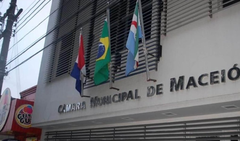 Os servidores da Câmara de Vereadores de Maceió começaram nesta segunda-feira (4) a bater o ponto eletrônico, após determinação da Mesa Diretora da Casa Mário Guimarães; objetivo da medida tem é garantir o controle da carga horária e dos períodos de trabalho dos servidores, além de visar à transparência e à eficiência do Poder; no entanto, o sindicato dos servidores diz que o ponto está funcionando, mas os servidores estão pelos corredores porque não têm onde sentar (Foto: Voney Malta) Os servidores da Câmara de Vereadores de Maceió começaram nesta segunda-feira (4) a bater o ponto eletrônico, após determinação da Mesa Diretora da Casa Mário Guimarães; objetivo da medida tem é garantir o controle da carga horária e dos períodos de trabalho dos servidores, além de visar à transparência e à eficiência do Poder; no entanto, o sindicato dos servidores diz que o ponto está funcionando, mas os servidores estão pelos corredores porque não têm onde sentar