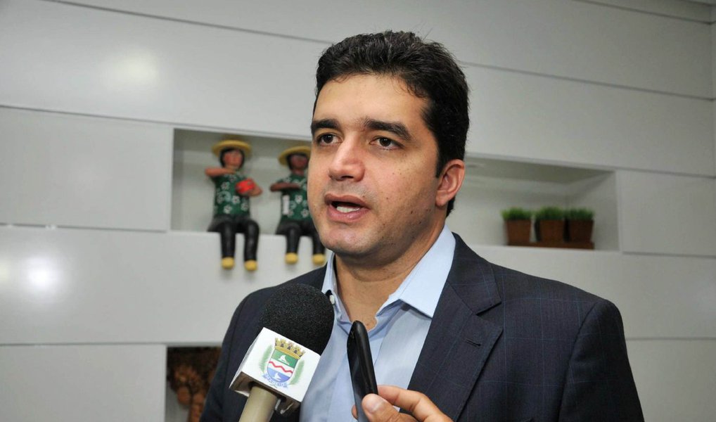 O prefeito de Maceió, Rui Palmeira (PSDB), tem a segunda melhor aprovação entre os 13 gestores de capitais pesquisados pelo Instituto Paraná Pesquisas; ele aparece com 64,4% de avaliação positiva, ficando atrás apenas do atual prefeito de Salvador, ACM Neto (DEM); o instituto avaliou o mandato dos gestores de Salvador, Maceió, Recife, Belo Horizonte, Porto Alegre, Florianópolis, Campo Grande, Curitiba, Rio de Janeiro, Belém, Fortaleza, São Paulo e Goiânia (Foto: Voney Malta) O prefeito de Maceió, Rui Palmeira (PSDB), tem a segunda melhor aprovação entre os 13 gestores de capitais pesquisados pelo Instituto Paraná Pesquisas; ele aparece com 64,4% de avaliação positiva, ficando atrás apenas do atual prefeito de Salvador, ACM Neto (DEM); o instituto avaliou o mandato dos gestores de Salvador, Maceió, Recife, Belo Horizonte, Porto Alegre, Florianópolis, Campo Grande, Curitiba, Rio de Janeiro, Belém, Fortaleza, São Paulo e Goiânia