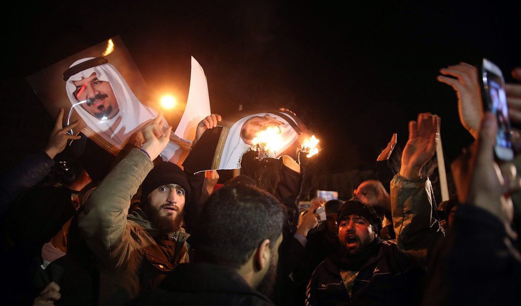 Mais de mil pessoas protestaram, em dois locais de Teerã, no Irã, contra a execução do líder religioso xiita Nimr Baqir al-Nimr, na Arábia Saudita, onde outras 46 pessoas também foram mortas sob acusação de terrorismo; manifestantes gritavam “morte a Al-Saud", o nome da família governante em Riade, e queimaram bandeiras dos EUA e de Israel; o religioso passou mais de dez anos estudando teologia no Irã e foi impulsionador dos protestos xiitas contra o governo saudita desde 2011; como consequência das execuções, a oposição parlamentar na Alemanha pediu ao governo Angela Merkel para romper a aliança com a Arábia
(Foto: Leonardo Lucena) Mais de mil pessoas protestaram, em dois locais de Teerã, no Irã, contra a execução do líder religioso xiita Nimr Baqir al-Nimr, na Arábia Saudita, onde outras 46 pessoas também foram mortas sob acusação de terrorismo; manifestantes gritavam “morte a Al-Saud", o nome da família governante em Riade, e queimaram bandeiras dos EUA e de Israel; o religioso passou mais de dez anos estudando teologia no Irã e foi impulsionador dos protestos xiitas contra o governo saudita desde 2011; como consequência das execuções, a oposição parlamentar na Alemanha pediu ao governo Angela Merkel para romper a aliança com a Arábia