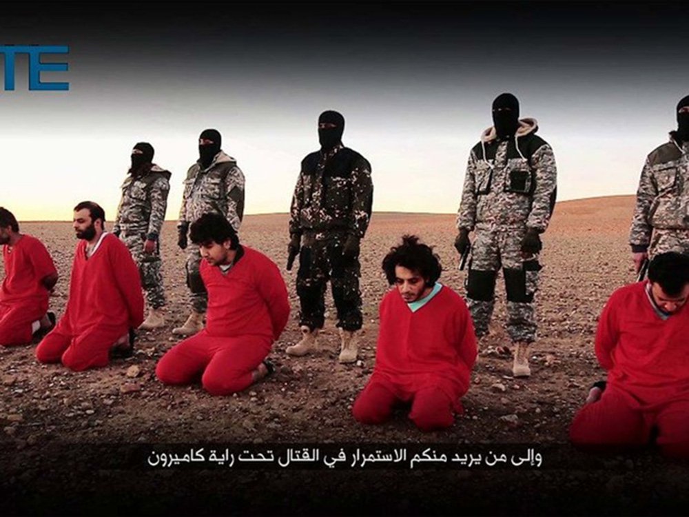 O grupo jihadista Estado Islâmico divulgou um novo vídeo no qual um combatente do grupo afirma que o premiê britânico David Cameron é um "imbecil" por desafiar o grupo; o EI ameaçou a Grã-Bretanha, depois de executar, com a ajuda de outros quatro jihadistas, cinco reféns que seriam espiões britânicos, de acordo com informações da organização que monitora o jihadismo, o SITE Intel Group; os supostos espiões aparecem nas imagens ajoelhadas vestidos com uniformes vermelhos, diante de uma fileira de jihadistas mascarados (Foto: Leonardo Lucena) O grupo jihadista Estado Islâmico divulgou um novo vídeo no qual um combatente do grupo afirma que o premiê britânico David Cameron é um "imbecil" por desafiar o grupo; o EI ameaçou a Grã-Bretanha, depois de executar, com a ajuda de outros quatro jihadistas, cinco reféns que seriam espiões britânicos, de acordo com informações da organização que monitora o jihadismo, o SITE Intel Group; os supostos espiões aparecem nas imagens ajoelhadas vestidos com uniformes vermelhos, diante de uma fileira de jihadistas mascarados