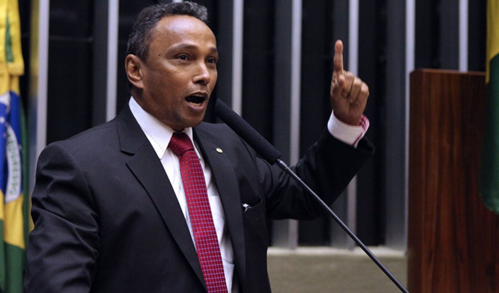 Para o líder do PT na Câmara, o país não pode ficar parado até fevereiro, quando termina o recesso parlamentar, aguardando uma decisão sobre o impeachment contra a presidente Dilma Rousseff; "Se é pra decidir o assunto, está aí, está decidido o rito, os prazos e vamos ser ágeis", defendeu Sibá Machado; ele acusou a oposição de renovar a aposta no 'quanto pior, melhor'; "A oposição joga de forma moleque"; "Brasil não pode parar e ficar a mercê de meia dúzia de tucanos com esse tipo de interesse. Interesse de parar o país a qualquer custo, ganhar pela desgraça, ganhar pelo quanto pior melhor", dispara (Foto: Aquiles Lins) Para o líder do PT na Câmara, o país não pode ficar parado até fevereiro, quando termina o recesso parlamentar, aguardando uma decisão sobre o impeachment contra a presidente Dilma Rousseff; "Se é pra decidir o assunto, está aí, está decidido o rito, os prazos e vamos ser ágeis", defendeu Sibá Machado; ele acusou a oposição de renovar a aposta no 'quanto pior, melhor'; "A oposição joga de forma moleque"; "Brasil não pode parar e ficar a mercê de meia dúzia de tucanos com esse tipo de interesse. Interesse de parar o país a qualquer custo, ganhar pela desgraça, ganhar pelo quanto pior melhor", dispara