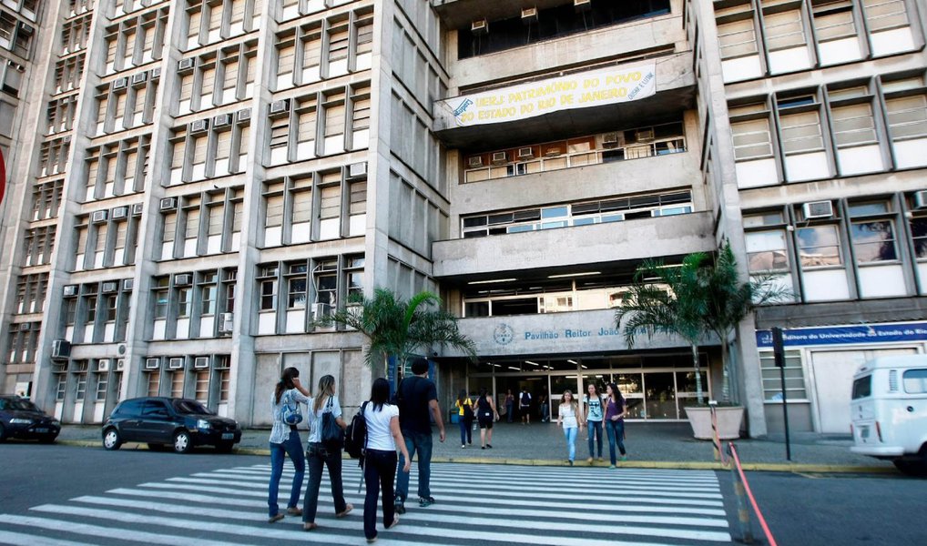 A Universidade do Estado do Rio de Janeiro (Uerj) vai suspender as aulas devido à "situação de insalubridade" que está vivendo, conforme comunicado do reitor Ricardo Vieiralvez, enviado aos professores e publicado no site da instituição, informando que as atividades acadêmicas serão paralisadas a partir desta terça-feira (24) devido à descontinuidade dos serviços terceirizados, "que afeta a segurança das pessoas e do patrimônio, causada pela situação pública de grave crise de financiamento do estado do Rio de Janeiro" (Foto: Leonardo Lucena) A Universidade do Estado do Rio de Janeiro (Uerj) vai suspender as aulas devido à "situação de insalubridade" que está vivendo, conforme comunicado do reitor Ricardo Vieiralvez, enviado aos professores e publicado no site da instituição, informando que as atividades acadêmicas serão paralisadas a partir desta terça-feira (24) devido à descontinuidade dos serviços terceirizados, "que afeta a segurança das pessoas e do patrimônio, causada pela situação pública de grave crise de financiamento do estado do Rio de Janeiro"