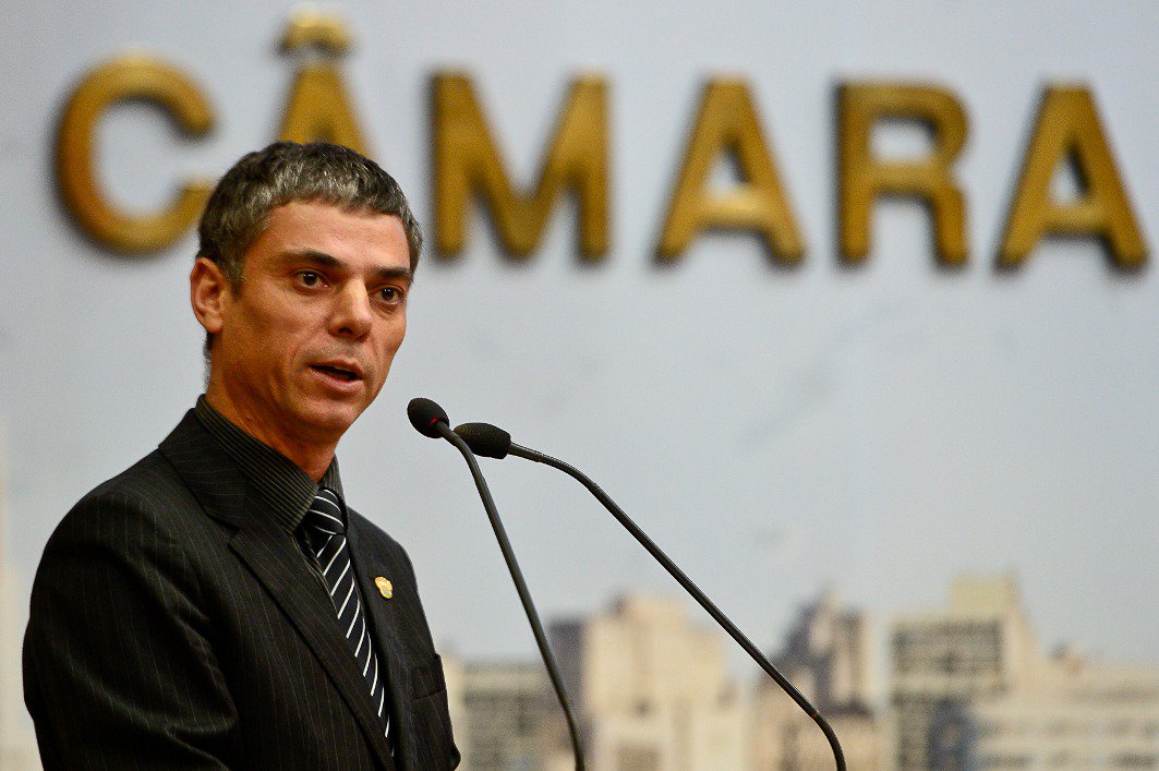 Mesmo cassado pelo Tribunal Regional Eleitoral (TRE) e amparado por uma liminar do Tribunal Superior Eleitoral (TSE), vereador Cassio Trogildo (PTB) vai tomar posse como presidente da Câmara Municipal na próxima segunda-feira; Trogildo é acusado de abuso de poder político e econômico nas eleições de 2012 (Foto: José Barbacena) Mesmo cassado pelo Tribunal Regional Eleitoral (TRE) e amparado por uma liminar do Tribunal Superior Eleitoral (TSE), vereador Cassio Trogildo (PTB) vai tomar posse como presidente da Câmara Municipal na próxima segunda-feira; Trogildo é acusado de abuso de poder político e econômico nas eleições de 2012