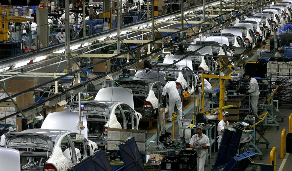 Previsão é a da associação de distribuidores, a Fenabrave; a entidade também estima queda de 5,9% nos licenciamentos de carros e comerciais leves este ano, para 2,33 milhões de unidades; em 2015, o setor acumulou retração de 26,5% (Foto: Gisele Federicce) Previsão é a da associação de distribuidores, a Fenabrave; a entidade também estima queda de 5,9% nos licenciamentos de carros e comerciais leves este ano, para 2,33 milhões de unidades; em 2015, o setor acumulou retração de 26,5%