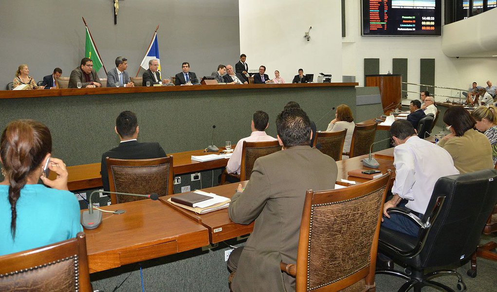 Governo do Estado garantiu que, mesmo com a severa crise financeira que atravessa, vai garantir, até o dia 20 deste mês, o pagamento do 13º salário dos servidores públicos estaduais; "Estamos correndo atrás para prover este pagamento tão importante, esta é uma prioridade desta gestão", frisou o secretário da Fazenda, Paulo Afonso; antes, em audiência pública na Assembleia Legislativa, que contou as participações dos secretários da Administração, Geferson Barros, do Planejamento, David Torres, e da Fazenda, os secretários afirmaram que o governo ainda não tinha recursos suficientes para honrar os compromissos com a 13º salário e o salário de dezembro, creditado em janeiro (Foto: Aquiles Lins) Governo do Estado garantiu que, mesmo com a severa crise financeira que atravessa, vai garantir, até o dia 20 deste mês, o pagamento do 13º salário dos servidores públicos estaduais; "Estamos correndo atrás para prover este pagamento tão importante, esta é uma prioridade desta gestão", frisou o secretário da Fazenda, Paulo Afonso; antes, em audiência pública na Assembleia Legislativa, que contou as participações dos secretários da Administração, Geferson Barros, do Planejamento, David Torres, e da Fazenda, os secretários afirmaram que o governo ainda não tinha recursos suficientes para honrar os compromissos com a 13º salário e o salário de dezembro, creditado em janeiro