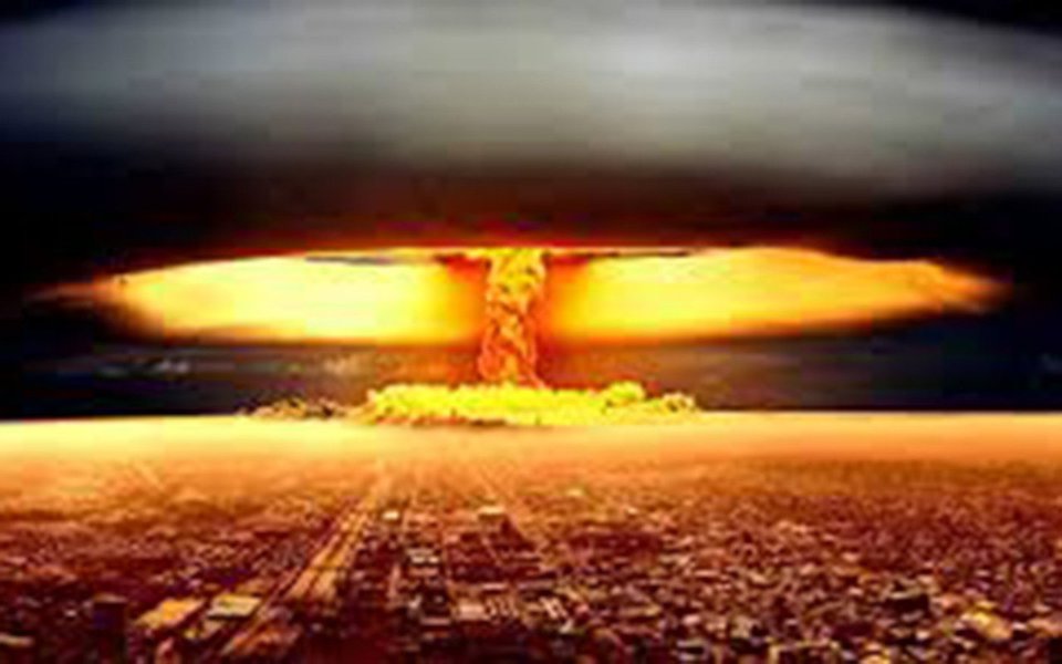A Europa e os Estados Unidos continuam investindo na energia nuclear, sob o argumento de que é preciso conter as emissões de CO2 (gás carbônico). Assim fazendo, conferem uma aura ecológica ao nuclear. Mas o átomo é realmente uma fonte de energia elétrica que não gera gases poluentes como o CO2? Não! As suas emissões são inferiores às do carvão e do petróleo, mas estão longe de ser "zero", como dizem seus defensores. E não são sequer as mais baixas possíveis. (Foto: Luis Pellegrini) A Europa e os Estados Unidos continuam investindo na energia nuclear, sob o argumento de que é preciso conter as emissões de CO2 (gás carbônico). Assim fazendo, conferem uma aura ecológica ao nuclear. Mas o átomo é realmente uma fonte de energia elétrica que não gera gases poluentes como o CO2? Não! As suas emissões são inferiores às do carvão e do petróleo, mas estão longe de ser "zero", como dizem seus defensores. E não são sequer as mais baixas possíveis.