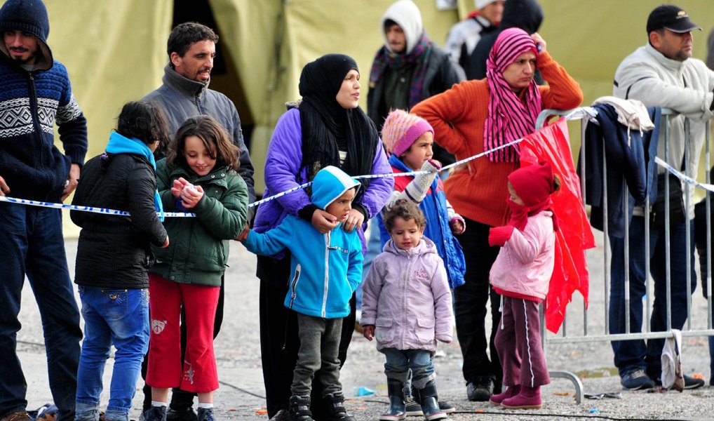 Migrantes tentavam chegar à ilha grega de Lesbos, mas o barco em que seguiam teve problemas, depois de terem deixado a estância balnear de Dikili, na província de Izmir, na costa turca do Mar Egeu; barco ficou retido na ilhota rochosa de Dikili; doze dos mais vulneráveis, incluindo três crianças, foram resgatados por helicópteros, enquanto 45 foram recolhidos por barcos de pesca, porque as embarcações da guarda costeira não conseguiram aproximar-se da ilha por serem maiores (Foto: José Barbacena) Migrantes tentavam chegar à ilha grega de Lesbos, mas o barco em que seguiam teve problemas, depois de terem deixado a estância balnear de Dikili, na província de Izmir, na costa turca do Mar Egeu; barco ficou retido na ilhota rochosa de Dikili; doze dos mais vulneráveis, incluindo três crianças, foram resgatados por helicópteros, enquanto 45 foram recolhidos por barcos de pesca, porque as embarcações da guarda costeira não conseguiram aproximar-se da ilha por serem maiores