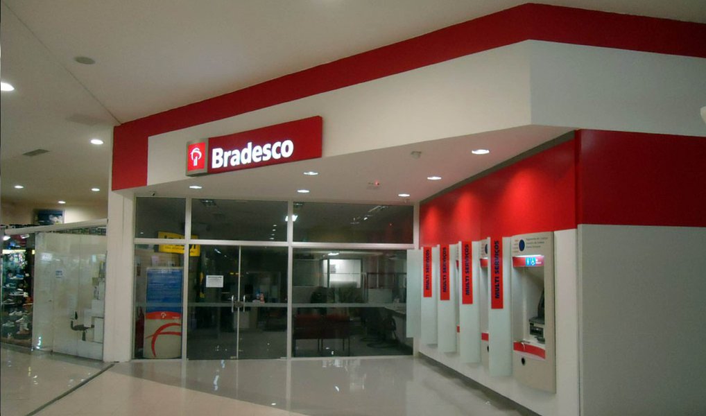O Bradesco arrematou por R$ 696 milhões a administração da folha de pagamentos dos cerca de 220 mil servidores da ativa, aposentados e pensionistas do Governo de Pernambuco; lance inicial previsto era da ordem de R$ 497 milhões por um período de gerenciamento de cinco anos; instituição já administrava a folha estadual desde 2010; "O Bradesco sempre acreditou muito em Pernambuco e não investimos apenas pela compra da folha de pagamento, mas pelo desenvolvimento do Estado. E o banco está preparado para atender todos os municípios. Vale ressaltar que o Bradesco acredita também na gestão pública de Pernambuco", disse o diretor departamental do Bradesco, Fernando Tenórioo valor obtido pelo Estado ainda mais expressivo. (Foto: Paulo Emílio) O Bradesco arrematou por R$ 696 milhões a administração da folha de pagamentos dos cerca de 220 mil servidores da ativa, aposentados e pensionistas do Governo de Pernambuco; lance inicial previsto era da ordem de R$ 497 milhões por um período de gerenciamento de cinco anos; instituição já administrava a folha estadual desde 2010; "O Bradesco sempre acreditou muito em Pernambuco e não investimos apenas pela compra da folha de pagamento, mas pelo desenvolvimento do Estado. E o banco está preparado para atender todos os municípios. Vale ressaltar que o Bradesco acredita também na gestão pública de Pernambuco", disse o diretor departamental do Bradesco, Fernando Tenórioo valor obtido pelo Estado ainda mais expressivo.