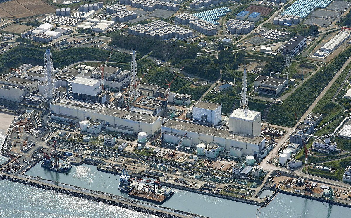 An aerial view shows the Tokyo Electric Power Co.'s (TEPCO) tsunami-crippled Fukushima Daiichi nuclear power plant and its contaminated water storage tanks (top) in Fukushima, in this photo taken by Kyodo August 31, 2013. Credit. REUTERS/Kyodo (Foto: Paulo Emílio) An aerial view shows the Tokyo Electric Power Co.'s (TEPCO) tsunami-crippled Fukushima Daiichi nuclear power plant and its contaminated water storage tanks (top) in Fukushima, in this photo taken by Kyodo August 31, 2013. Credit. REUTERS/Kyodo