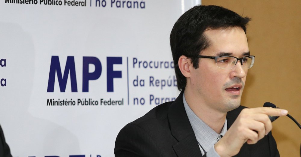 O procurador da República Deltan Dallagnol, coordenador da força tarefa do MPF na Operação Lava Jato, disse, no Rio, que o mecanismo do foro privilegiado – direito ao julgamento por um tribunal e não por juiz de 1ª instância - deveria ser restrito a 15 autoridades no país, como os presidentes do Executivo, do Legislativo e do Judiciário, mas, atualmente, 22 mil autoridades tem esse direito, o que dificulta investigações criminais; segundo ele, a única vantagem do foro é diminuição das instâncias de recurso às sentenças
(Foto: Leonardo Lucena) O procurador da República Deltan Dallagnol, coordenador da força tarefa do MPF na Operação Lava Jato, disse, no Rio, que o mecanismo do foro privilegiado – direito ao julgamento por um tribunal e não por juiz de 1ª instância - deveria ser restrito a 15 autoridades no país, como os presidentes do Executivo, do Legislativo e do Judiciário, mas, atualmente, 22 mil autoridades tem esse direito, o que dificulta investigações criminais; segundo ele, a única vantagem do foro é diminuição das instâncias de recurso às sentenças