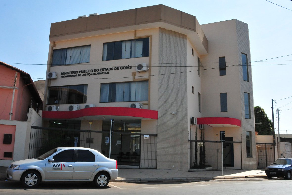 Investigação apura a prática de crimes de fraude a diversas licitações para o fornecimento de gêneros alimentícios já detectadas em pelo menos três municípios de Goiás; para isso, foi organizada uma associação criminosa por algumas empresas sediadas em Anápolis que se uniram para fraudar as licitações; Operação Banquete mobiliza sete promotores de Justiça e cerca de 22 policiais militares na realização das ações. Os presos e o material apreendido serão encaminhados para a sede das Promotorias de Justiça de Anápolis (Foto: Realle Palazzo-Martini) Investigação apura a prática de crimes de fraude a diversas licitações para o fornecimento de gêneros alimentícios já detectadas em pelo menos três municípios de Goiás; para isso, foi organizada uma associação criminosa por algumas empresas sediadas em Anápolis que se uniram para fraudar as licitações; Operação Banquete mobiliza sete promotores de Justiça e cerca de 22 policiais militares na realização das ações. Os presos e o material apreendido serão encaminhados para a sede das Promotorias de Justiça de Anápolis