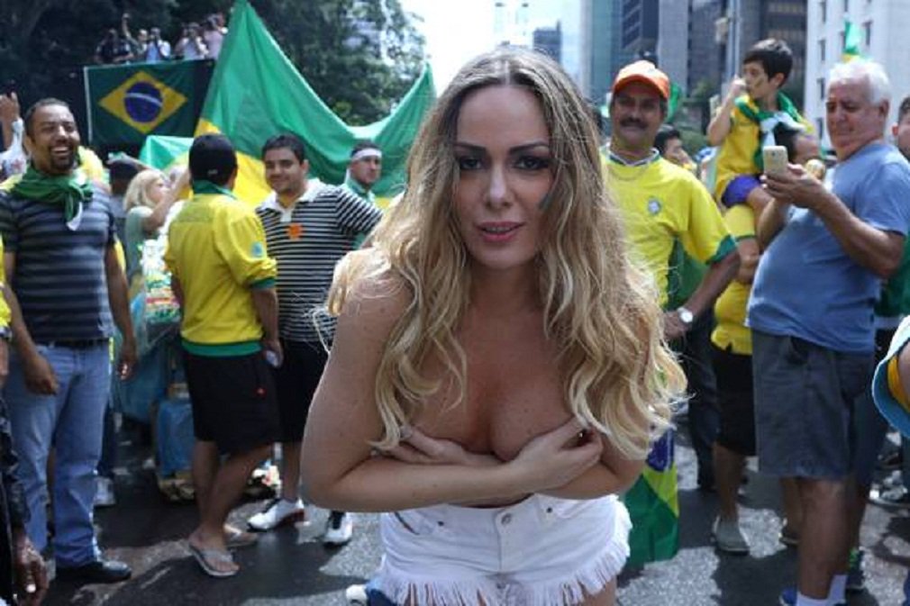 A modelo Juliana Isen, conhecida como 'musa do impeachment', se prepara para ser candidata a vereadora em São Paulo; ela diz ter o sonho de ser eleita com mais votos do que o deputado federa Tiriica; Blog do Miro lembra que a empresária foi cortejada por jornais e até concedeu entrevistas falando de política; "O humorista Tiririca deve estar bastante preocupado com a candidatura da "musa do impeachment". Será que os "coxinhas" paulistas vão garantir o recorde de votos para Juliana Isen? A conferir!", pergunta o Blog do Miro (Foto: José Barbacena) A modelo Juliana Isen, conhecida como 'musa do impeachment', se prepara para ser candidata a vereadora em São Paulo; ela diz ter o sonho de ser eleita com mais votos do que o deputado federa Tiriica; Blog do Miro lembra que a empresária foi cortejada por jornais e até concedeu entrevistas falando de política; "O humorista Tiririca deve estar bastante preocupado com a candidatura da "musa do impeachment". Será que os "coxinhas" paulistas vão garantir o recorde de votos para Juliana Isen? A conferir!", pergunta o Blog do Miro