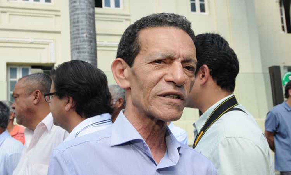 O prefeito de Santa Luzia, Carlos Alberto Parrillo Calixto (PSD), 70 anos, morreu, em Belo Horizonte; o falecimento foi confirmado em um boletim médico pelo hospital Mater Dei, onde o político estava internado; ele teve um aneurisma cerebral e duas paradas cardíacas, de acordo com assessoria de comunicação da prefeitura do município da Região Metropolitana de Belo Horizonte (Foto: Leonardo Lucena) O prefeito de Santa Luzia, Carlos Alberto Parrillo Calixto (PSD), 70 anos, morreu, em Belo Horizonte; o falecimento foi confirmado em um boletim médico pelo hospital Mater Dei, onde o político estava internado; ele teve um aneurisma cerebral e duas paradas cardíacas, de acordo com assessoria de comunicação da prefeitura do município da Região Metropolitana de Belo Horizonte