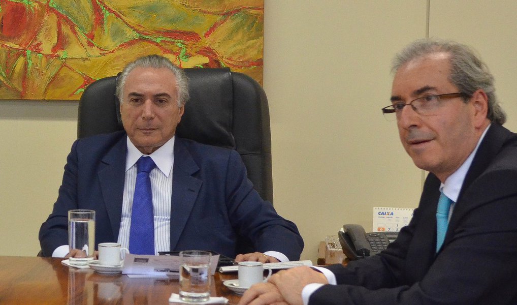 Sobre a atuação do vice-presidente Michel Temer para não perder a presidência do partido, o jornalista Fernando Brito, editor do Tijolaço, destaca que o presidente da Câmara, isolado em denúncias de corrpção, o que sobrou a Temer, "desde que cometeu a mais canhestra manobra política do século com a divulgação de sua carta golpista a Dilma Rousseff"; "Sobrou Cunha, que não tem mais nada além de Temer para se agarrar, assim como ele só ao presidente da Câmara pode ter como "grande eleitor" no partido" (Foto: Aquiles Lins) Sobre a atuação do vice-presidente Michel Temer para não perder a presidência do partido, o jornalista Fernando Brito, editor do Tijolaço, destaca que o presidente da Câmara, isolado em denúncias de corrpção, o que sobrou a Temer, "desde que cometeu a mais canhestra manobra política do século com a divulgação de sua carta golpista a Dilma Rousseff"; "Sobrou Cunha, que não tem mais nada além de Temer para se agarrar, assim como ele só ao presidente da Câmara pode ter como "grande eleitor" no partido"