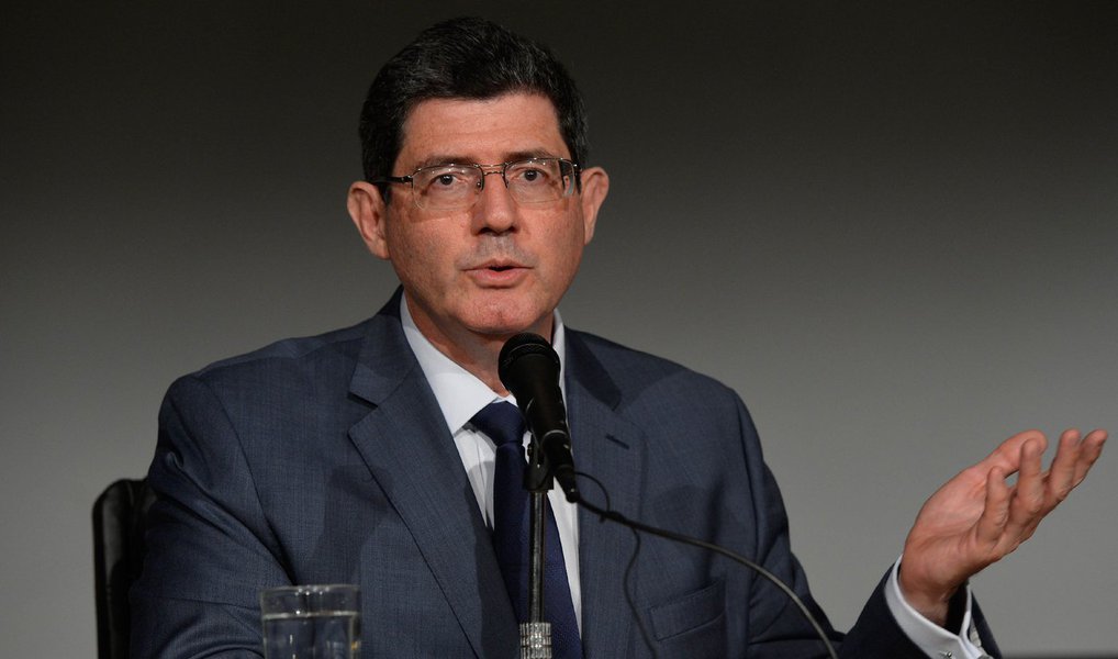 O ministro da Fazenda, Joaquim Levy disse nesta quinta (10), em reunião com parlamentares governistas da Comissão Mista de Orçamento, que sua permanência no governo "perderá o sentido" se não for aprovada para o próximo ano uma meta de superavit primário de 0,7% do PIB; nas palavras de Joaquim Levy, esta decisão faria com que 2016 repetisse, na economia, o ano de 2015, retardando a recuperação econômica brasileira e colocando em risco, inclusive, o ano de 2017 (Foto: Valter Lima) O ministro da Fazenda, Joaquim Levy disse nesta quinta (10), em reunião com parlamentares governistas da Comissão Mista de Orçamento, que sua permanência no governo "perderá o sentido" se não for aprovada para o próximo ano uma meta de superavit primário de 0,7% do PIB; nas palavras de Joaquim Levy, esta decisão faria com que 2016 repetisse, na economia, o ano de 2015, retardando a recuperação econômica brasileira e colocando em risco, inclusive, o ano de 2017