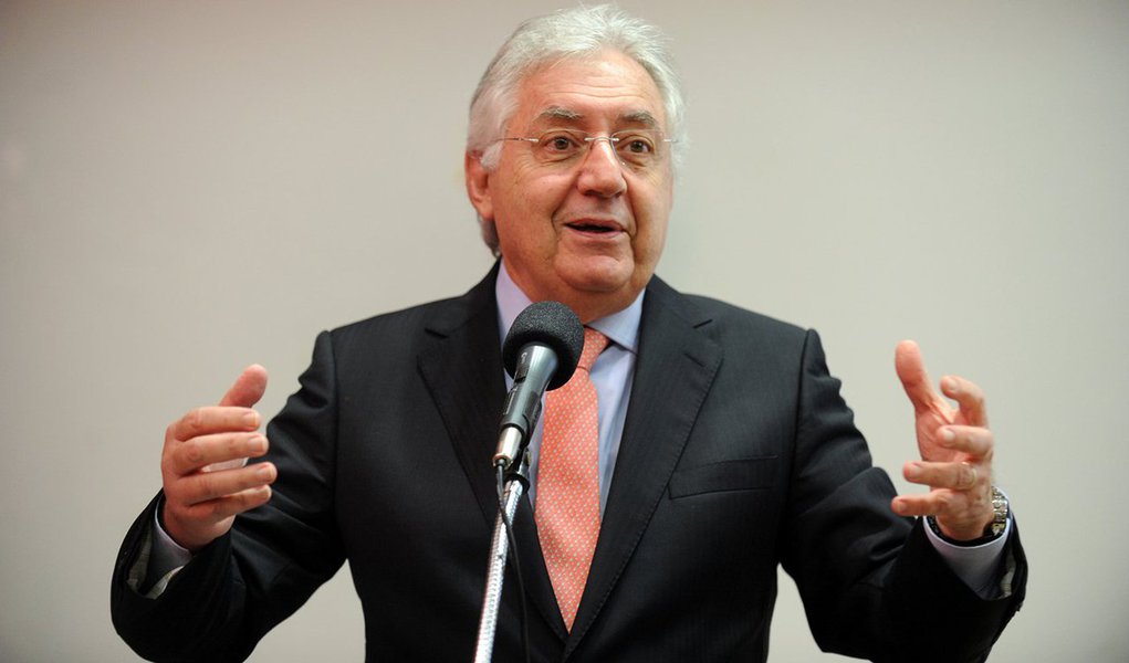 Presidente do Sebrae Nacional, Guilherme Afif Domingos afirma que o projeto Crescer Sem Medo (PLC 025/2007) que tem como objetivo criar uma rampa suave das alíquotas, progressiva, tal como já acontece no Imposto de Renda de Pessoa Física; “A redução dos degraus que hoje existem entre as faixas de tributação e a ampliação dos limites permitirão que as empresas tenham respeitada a capacidade de pagamento de impostos; Quando todos pagam menos, de forma equilibrada, o Estado arrecada mais”, diz (Foto: Roberta Namour) Presidente do Sebrae Nacional, Guilherme Afif Domingos afirma que o projeto Crescer Sem Medo (PLC 025/2007) que tem como objetivo criar uma rampa suave das alíquotas, progressiva, tal como já acontece no Imposto de Renda de Pessoa Física; “A redução dos degraus que hoje existem entre as faixas de tributação e a ampliação dos limites permitirão que as empresas tenham respeitada a capacidade de pagamento de impostos; Quando todos pagam menos, de forma equilibrada, o Estado arrecada mais”, diz