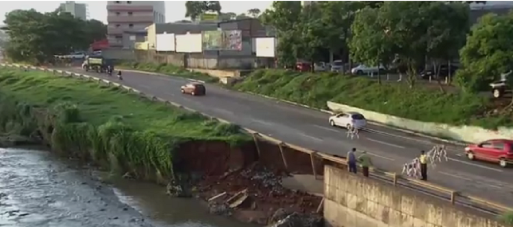 No cruzamento da Marginal com a Rua 233, o trânsito flui em apenas uma faixa no sentido Centro-Bairro; próximo aos cruzamentos com as Avenidas Anhanguera e Independência, os bueiros não suportaram o volume de água da chuva e o asfalto também foi muito danificado; na Avenida Perimetral Norte com a Rua Carirri, próximo ao Posto Gato Preto, um veículo bateu contra o semáforo; ainda não há registro de vítimas do acidente; a Rede Metropolitana de Transporte Coletivo (RMTC) informa que semáforos próximos à Praça da Bíblia também estão inoperantes (Foto: Realle Palazzo-Martini) No cruzamento da Marginal com a Rua 233, o trânsito flui em apenas uma faixa no sentido Centro-Bairro; próximo aos cruzamentos com as Avenidas Anhanguera e Independência, os bueiros não suportaram o volume de água da chuva e o asfalto também foi muito danificado; na Avenida Perimetral Norte com a Rua Carirri, próximo ao Posto Gato Preto, um veículo bateu contra o semáforo; ainda não há registro de vítimas do acidente; a Rede Metropolitana de Transporte Coletivo (RMTC) informa que semáforos próximos à Praça da Bíblia também estão inoperantes