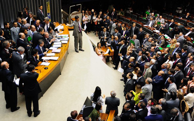Salvo raríssimas excessões, os mandatos parlamentares estão sendo transformados em verdadeiras empresas privadas. É como se lhes faltassem apenas o CGC (Foto: Laurez Cerqueira) Salvo raríssimas excessões, os mandatos parlamentares estão sendo transformados em verdadeiras empresas privadas. É como se lhes faltassem apenas o CGC