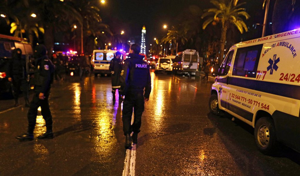 Explosão atingiu um carro com membros da guarda presidencial da Tunísia deixando mortos e feridos e, segundo disse o porta-voz da presidência, Moez Sinaoui, à agência France Presse, foi "um atentado" (Foto: Paulo Emílio) Explosão atingiu um carro com membros da guarda presidencial da Tunísia deixando mortos e feridos e, segundo disse o porta-voz da presidência, Moez Sinaoui, à agência France Presse, foi "um atentado"