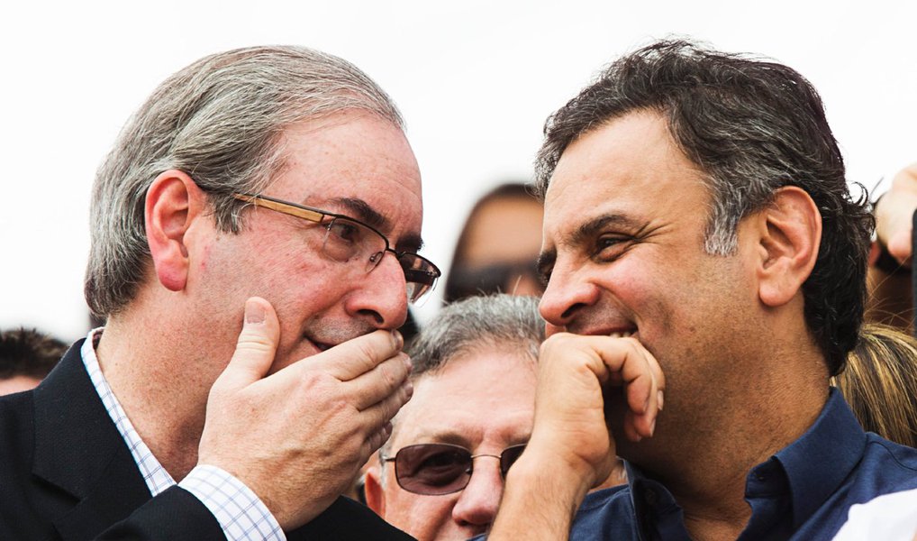 Depois de um dos dias mais tensos da história política do País, com a batida policial nas casas do presidente da Câmara, Eduardo Cunha (PMDB-RJ), o sempre loquaz Aécio Neves (PSDB-MG) ainda não se manifestou sobre o assunto; nem em suas redes sociais, nem em seu site, nem na página do PSDB, há qualquer declaração do tucano sobre Cunha; no site do PSDB, apenas uma notícia faz referência à ação da PF, mas apenas com um texto protocolar e declaração de um único deputado, Vitor Lippi (SP), e uma nota sobre o depoimento do empresário José Carlos Bumlai (Foto: Valter Lima) Depois de um dos dias mais tensos da história política do País, com a batida policial nas casas do presidente da Câmara, Eduardo Cunha (PMDB-RJ), o sempre loquaz Aécio Neves (PSDB-MG) ainda não se manifestou sobre o assunto; nem em suas redes sociais, nem em seu site, nem na página do PSDB, há qualquer declaração do tucano sobre Cunha; no site do PSDB, apenas uma notícia faz referência à ação da PF, mas apenas com um texto protocolar e declaração de um único deputado, Vitor Lippi (SP), e uma nota sobre o depoimento do empresário José Carlos Bumlai