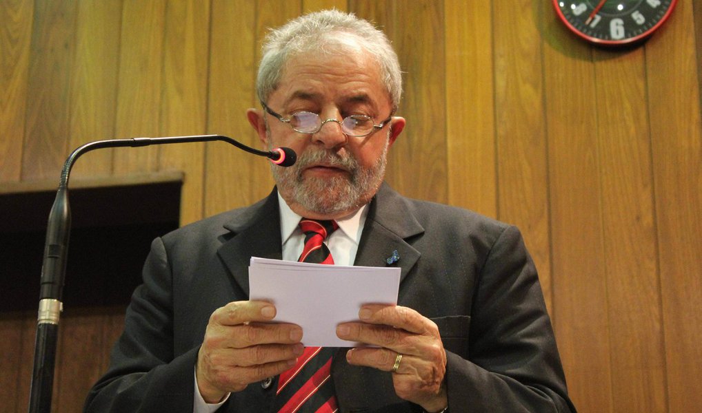 Ex-presidente Lula prestou depoimento à Polícia Federal nesta quarta-feira, 6, em Brasília, em um inquérito referente à Operação Zelotes; depoimento, que começou às 14h30 e foi encerrado após as 19h, estava previsto para acontecer no final do mês passado; em nota, o Instituto Lula informou que Lula não é investigado e que não era mais presidente quando Congresso Nacional acrescentou, em 2013, emenda parlamentar à MP 627 relativa a tributação de empresas no exterior, emenda esta que prorrogou os incentivos regionais de 2015 para 2020 (Foto: Aquiles Lins) Ex-presidente Lula prestou depoimento à Polícia Federal nesta quarta-feira, 6, em Brasília, em um inquérito referente à Operação Zelotes; depoimento, que começou às 14h30 e foi encerrado após as 19h, estava previsto para acontecer no final do mês passado; em nota, o Instituto Lula informou que Lula não é investigado e que não era mais presidente quando Congresso Nacional acrescentou, em 2013, emenda parlamentar à MP 627 relativa a tributação de empresas no exterior, emenda esta que prorrogou os incentivos regionais de 2015 para 2020