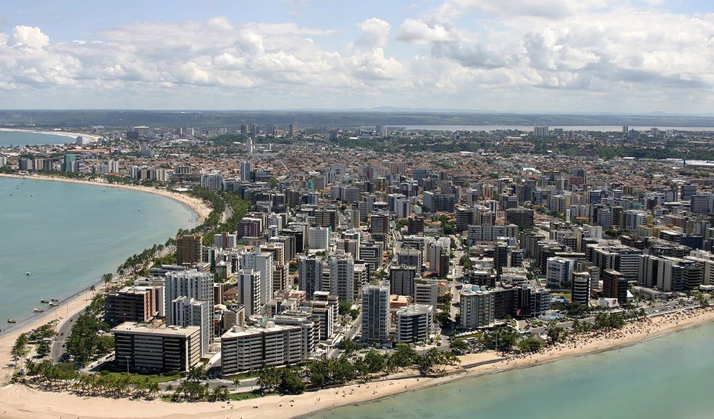 Maceió está em décimo lugar no País no ranking dos municípios que tiveram maior perda de receitas em 2015; o estudo comparou dados de janeiro a outubro de 2014 e do ano passado e mostra que a capital alagoana teve uma queda de 6,4% na arrecadação de impostos e em repasses do governo federal (Foto: Voney Malta) Maceió está em décimo lugar no País no ranking dos municípios que tiveram maior perda de receitas em 2015; o estudo comparou dados de janeiro a outubro de 2014 e do ano passado e mostra que a capital alagoana teve uma queda de 6,4% na arrecadação de impostos e em repasses do governo federal