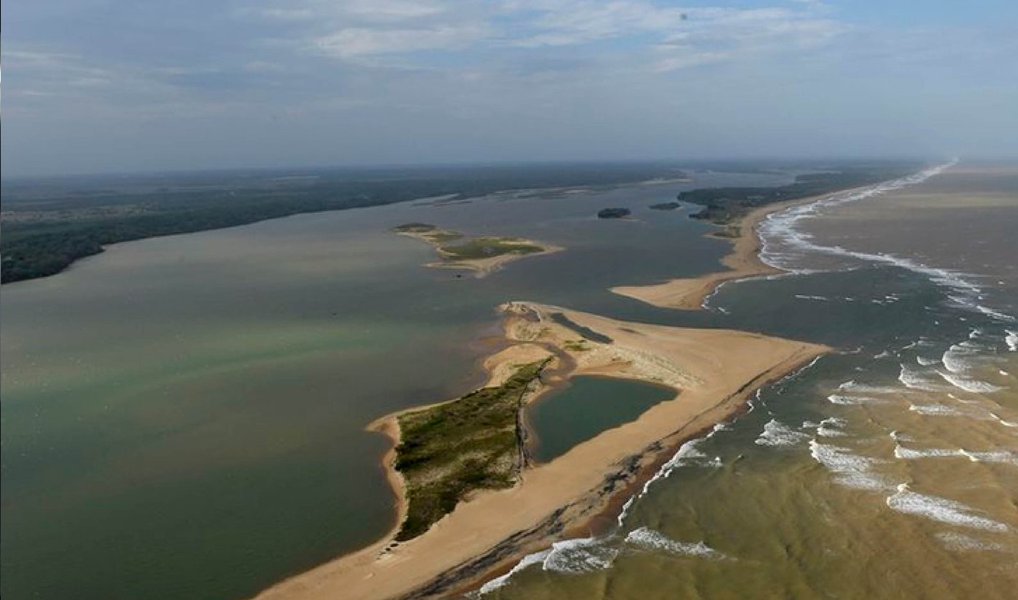 A prefeitura de Linhares, Norte do Espírito Santo (ES), interditou as praias de Regência e Povoação após a chegada ao mar da lama do rompimento de barragem em Mariana (MG); de acordo com Ministério do Meio Ambiente, a lama deve se espalhar por uma extensão de 9 km no mar; a população de Regência e Povoação vive da pesca e do turismo e tem as atividades prejudicadas com a água barrenta que avança sob o mar (Foto: Leonardo Lucena) A prefeitura de Linhares, Norte do Espírito Santo (ES), interditou as praias de Regência e Povoação após a chegada ao mar da lama do rompimento de barragem em Mariana (MG); de acordo com Ministério do Meio Ambiente, a lama deve se espalhar por uma extensão de 9 km no mar; a população de Regência e Povoação vive da pesca e do turismo e tem as atividades prejudicadas com a água barrenta que avança sob o mar