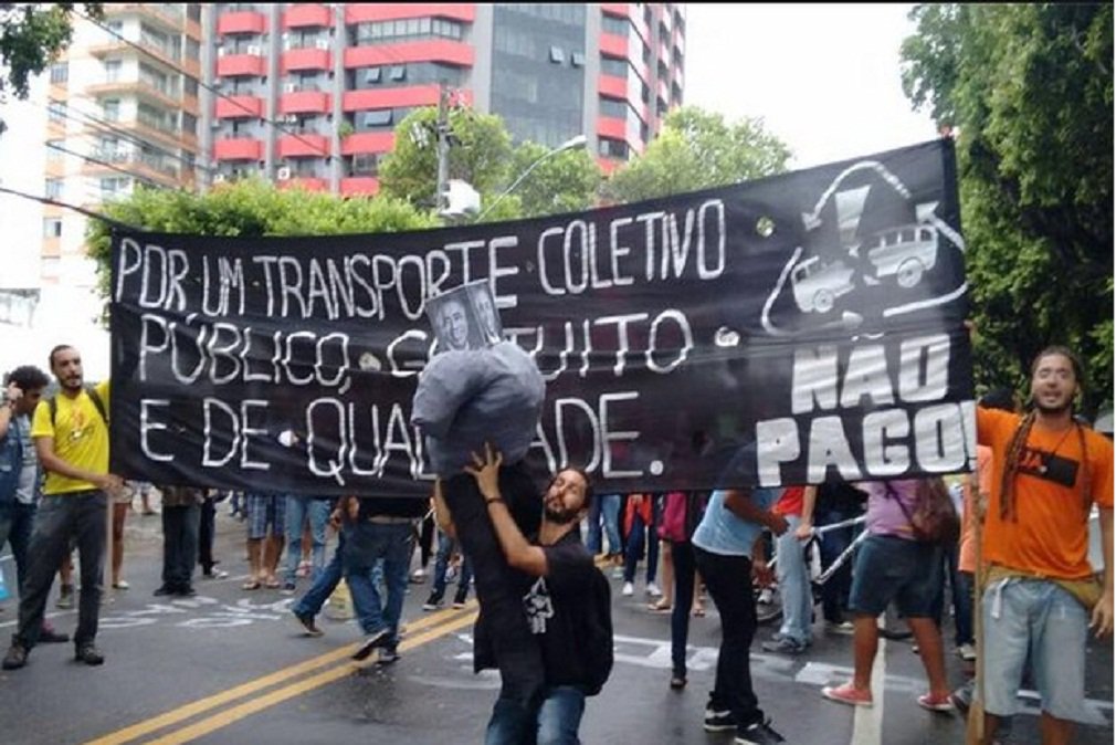 Grupo Frente Contra o Aumento da Tarifa do Transporte Público realizou nesta quarta-feira um protesto contra o aumento da passagem de ônibus em Aracaju; em 27 dezembro, a tarifa subiu de R$ 2,70 para R$ 3,10, um aumento de 14,8%; o líder do movimento, Demetrius Varjão, afirmou que cerca de 100 pessoas participam da manifestação, que saiu da Praça Camerindo e foi até o Tribunal de Justiça (Foto: José Barbacena) Grupo Frente Contra o Aumento da Tarifa do Transporte Público realizou nesta quarta-feira um protesto contra o aumento da passagem de ônibus em Aracaju; em 27 dezembro, a tarifa subiu de R$ 2,70 para R$ 3,10, um aumento de 14,8%; o líder do movimento, Demetrius Varjão, afirmou que cerca de 100 pessoas participam da manifestação, que saiu da Praça Camerindo e foi até o Tribunal de Justiça
